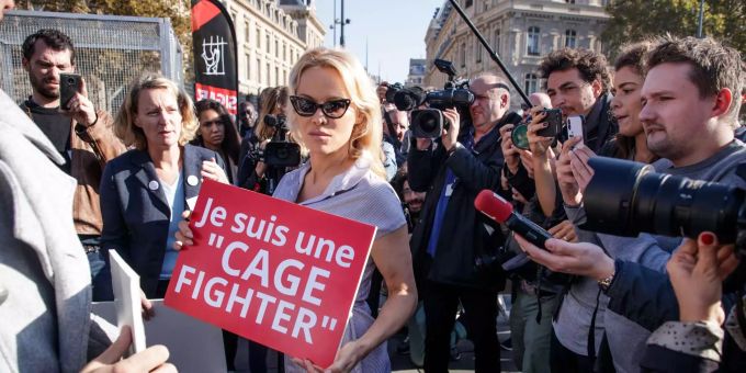 Pamela Anderson protestiert gegen Käfighaltung. pamela anderson