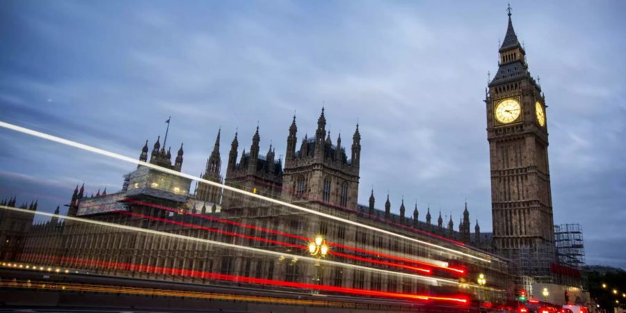 Morgendlicher Verkehr vor dem Westminster-Palast, dem Sitz des britischen Parlaments.