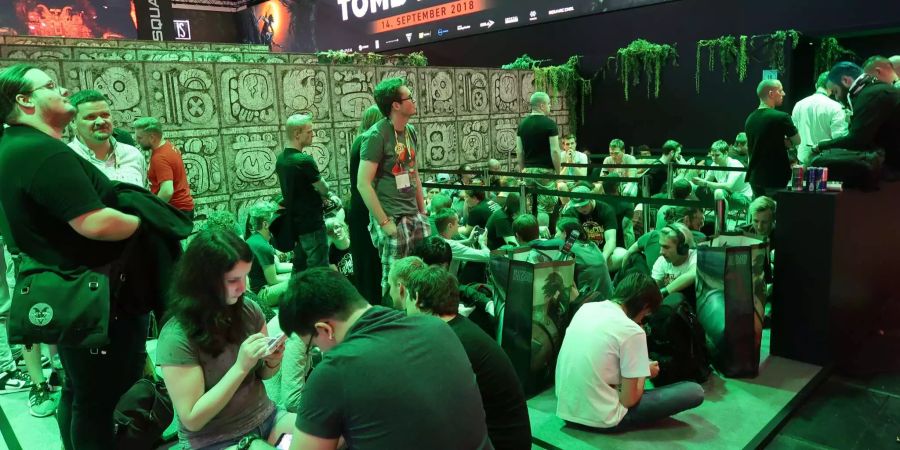 Vor dem Stand von Shadow of the Tomb Raider an der Gamescom 2018 warten zahlreiche Menschen darauf, das Spiel antesten zu dürfen.