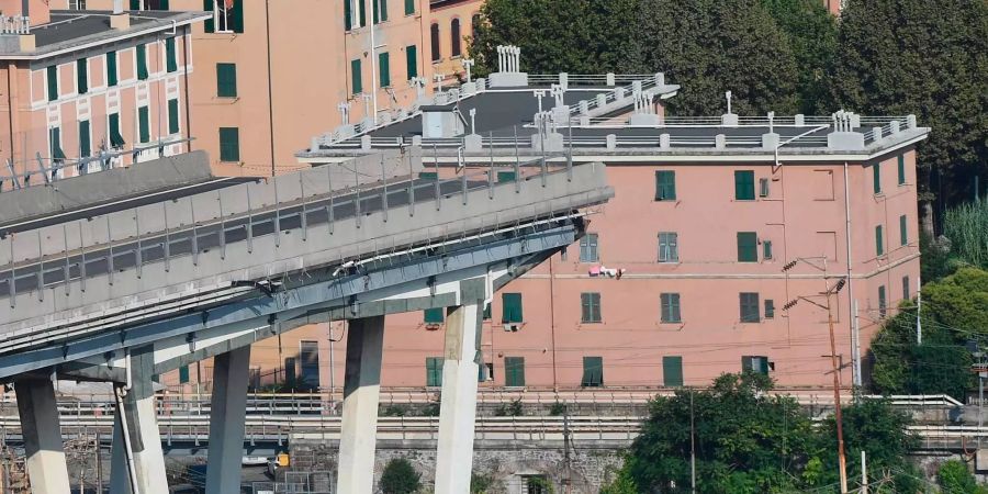 Ein Blick auf die eingestürzte Morandi Autobahnbrücke.