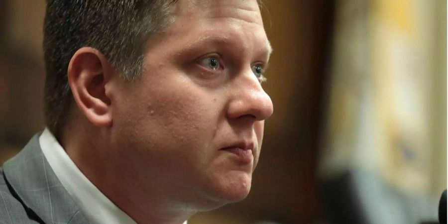 Der Polizist aus Chiacago Jason Van Dyke vor Gericht in Chicago.