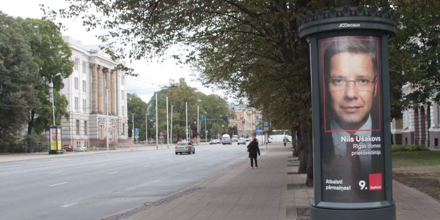 Ein Wahlplakat der oppositionellen Partei Harmonie steht in einer Strasse im Zentrum der lettischen Hauptstadt Riga.