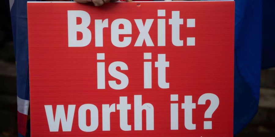 Auf einem Schild steht «Brexit: is it worth it?» (zu deutsch «Ist der Brexit es wert?»).