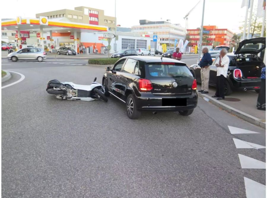 Verunfalltes schwarzes Auto und weisser Roller - zvg Polizei Basel-Landschaft