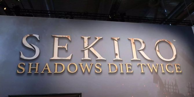 Der Titel des von Sekiro Shadows Die Twice an einer Wand an der Gamescom 2018