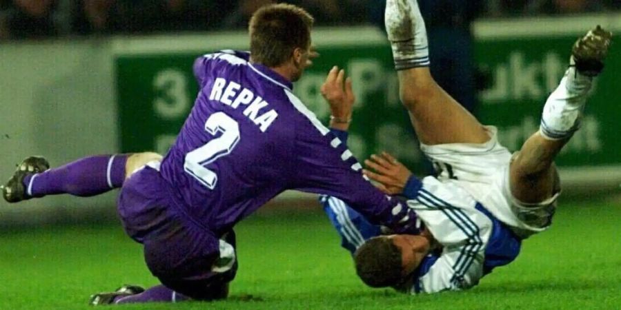 Tomas Repka, hier 1994 zu seiner Zeit bei Fiorentina, stoppt Grasshoppers-Stürmer Patrick de Napoli mit unsanften Mitteln