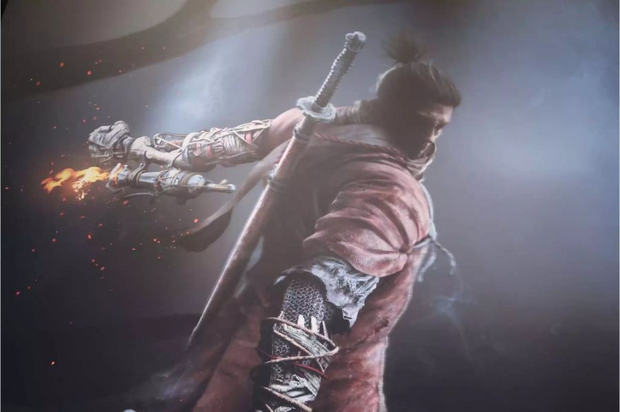 Der Protagonist aus Sekiro Shadows Die Twice ist an der Wand des Gamescom Standes zu sehen.