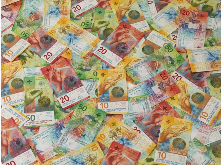 10er, 20er und 50er Banknoten verteilt auf einem Haufen - Keystone