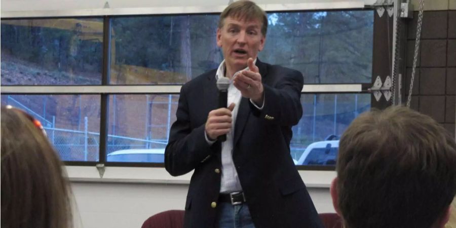 Der US-Republikaner Paul Gosar spricht während einer Town Hall mit dem Publikum.