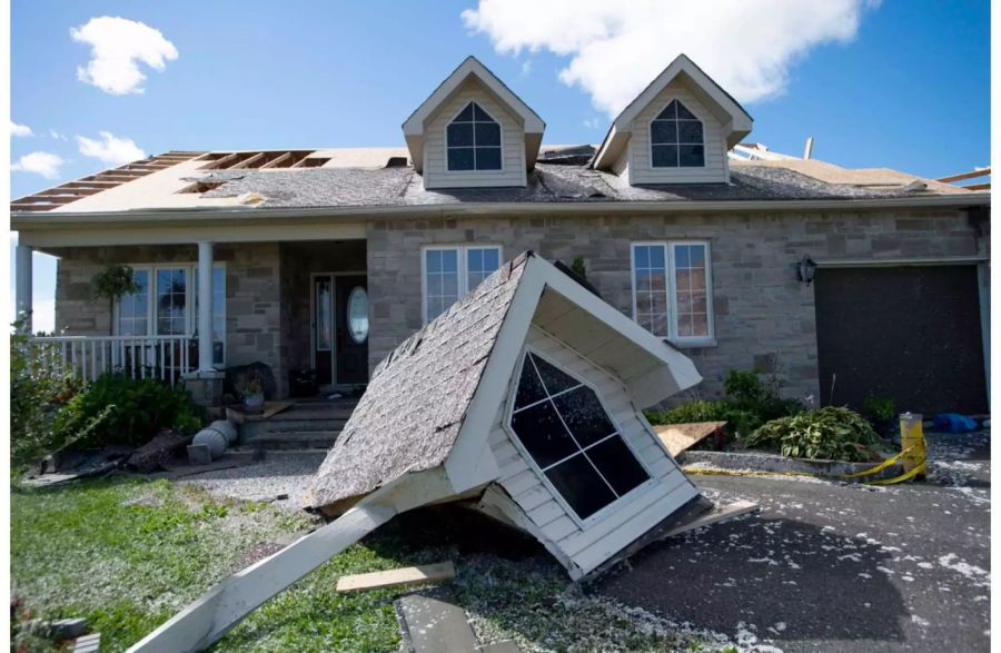 Der Tornado riss in in der Stadt Dunrobin eine Dachschräge aus dem Dach eines Hauses.