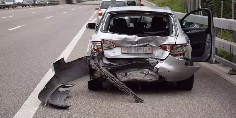 Ein zerstörtes Auto nach einem Unfall auf der A1 bei Rothrist AG.