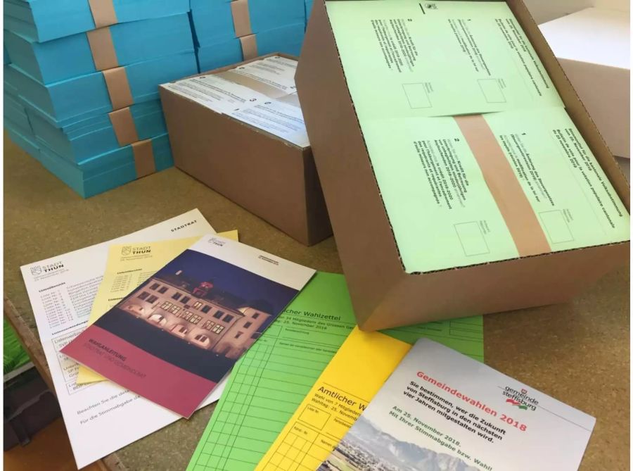 Die Stiftung Silea verpackt das Wahlmaterial für die Gemeindewahlen vom 25. November in Thun und Steffisburg - zvg