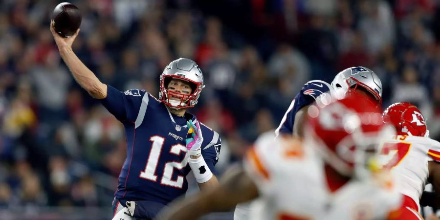 Tom Brady wirft beim Sieg gegen die Kansas City Chiefs einen Pass.