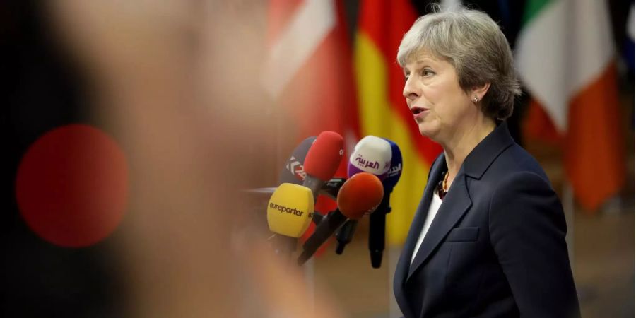 Die britische Premierministerin Theresa May spricht vor Journalisten in Brüssel.