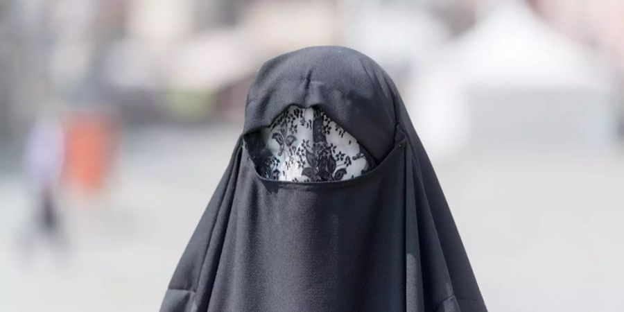 Eine verschleierte Puppe, fotografiert anlässlich einer Unterschriftensammlung für eine Nationale Initiative gegen die Verhüllung des Gesichts und für ein Burkaverbot («Ja zum Verhüllungsverbot»).