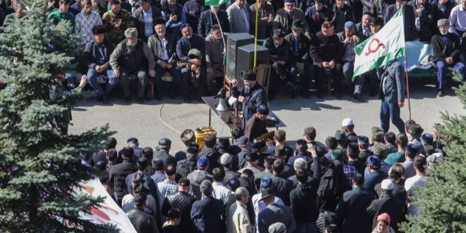 Demonstranten protestieren in Magas (RUS) gegen ein Grenzabkommen mit Tschetschenien. Demonstranten protestieren in Magas (RUS) gegen ein Grenzabkommen mit Tschetschenien.