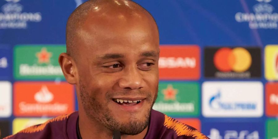 Manchester Citys Spieler Vincent Kompany spricht bei einer Pressekonferenz.
