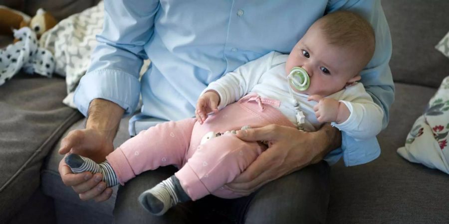 Urner Buschaffeure verpassen ab sofort die ersten vier Lebenswochen ihrer Babys nicht mehr. Sie haben Anrecht auf vier Wochen Vaterschaftsurlaub.