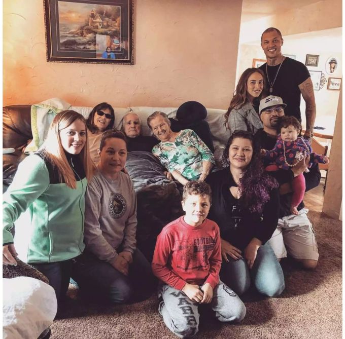 Chloe feierte mit Jeremys Familie den Geburtstag seiner Grossmutter. Chloe feierte mit Jeremys Familie den Geburtstag seiner Grossmutter.