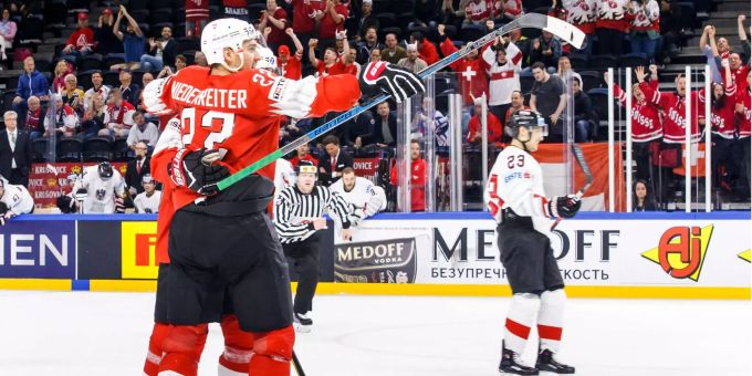 Nino Niederreiter und Enzo Corvi feiern den ersten Schweizer Treffer. Nino Niederreiter und Enzo Corvi feiern den ersten Schweizer Treffer.