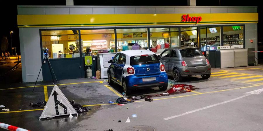 In Flums SG attackierte Sascha I. mehrere Personen vor einer Tankstelle mit einem Beil.