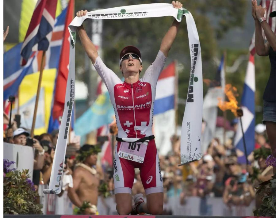 Nach dem Zieleinlauf fällt Daniela Ryf auf die Knie, die Freude ist gross.