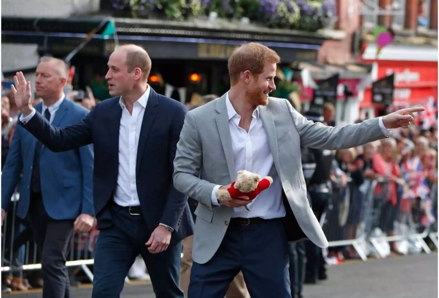 Die Stimmung zwischen Prinz Harry (r.) und Prinz William ist auf dem Tiefpunkt.