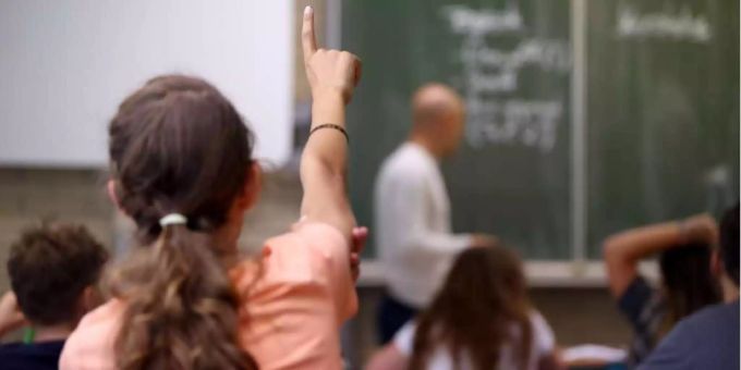 Eine Schülerin hebt die Hand. (Symbolbild) schule coronavirus schulleitung