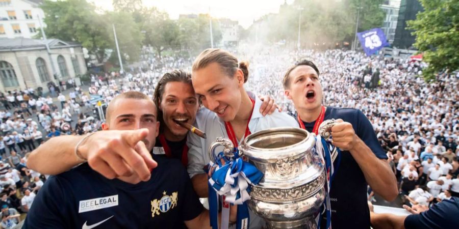 Marco Schoenbaechler, Adrian Winter, Michael Frey und Cedric Brunner jubeln mit dem Pokal nach ihrem Sieg im Schweizer Fussball Cupfinalspiel. Adrian Winter wird beschuldigt, sich während der Feier auf dem Balkon des Volkshauses vermummt zu haben und gemeinsam mit Mirlind Kryeziu eine Petarde abgefackelt zu haben.