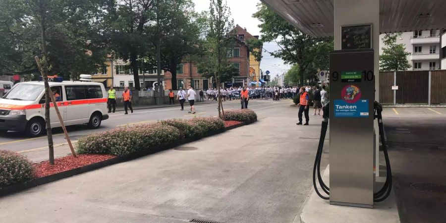 Die Polizei riet dem Tankstellenshop, aufgrund des Marsches vorübergehend zu schliessen