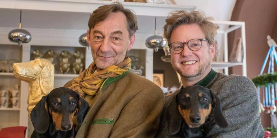 Die beiden Initiatoren, Josef Küblbeck und Oliver Storz, sind komplett im Stress. Die Eröffnung des Dackelmuseums findet am Ostermontag in Passau (DE) statt.