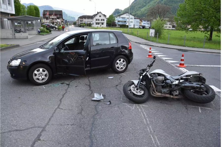 Motorradlenker leicht verletzt, Kantonspolizei NW