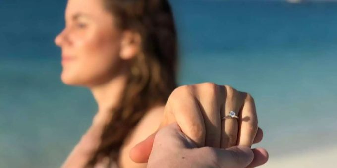 Büssi macht seiner Debi mit einem Verlobungsring von Tiffany's einen Antrag. Büssi macht seiner Debi mit einem Verlobungsring von Tiffany's einen Antrag.