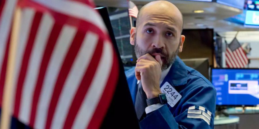 Nachdenkliche Trader am Ostermontag an der Wall Street