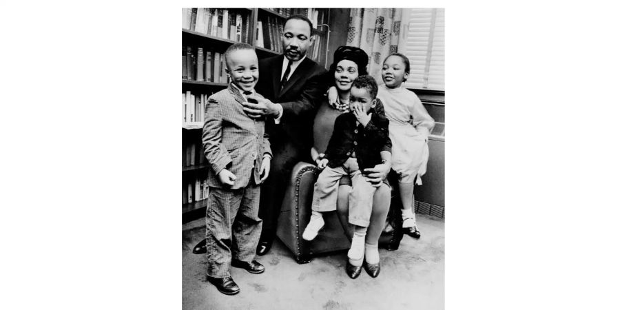 Dr. Martin Luther King Jr. und seine Frau Coretta Scott King mit drei von vier Kindern: Martin Luther King III (5), Dexter Scott (2) und Yolanda Denise (7).