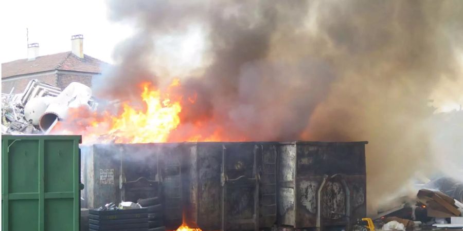 Altes Zeug brennt lange: Die Flammen mussten unterbunden werden, damit es nicht zu Schäden am Areal gekommen wäre.