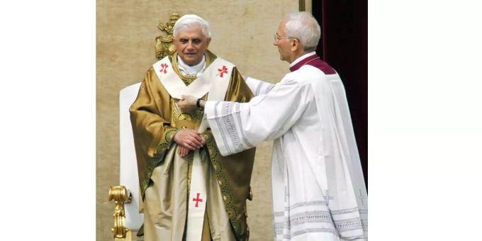 Franziskus' Vorgänger, Papst Benedikt XVI, erhält bei seiner Amtseinführung das Pallium umgelegt. Franziskus' Vorgänger, Papst Benedikt XVI, erhält bei seiner Amtseinführung das Pallium umgelegt.