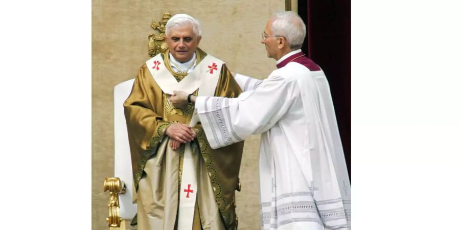 Franziskus' Vorgänger, Papst Benedikt XVI, erhält bei seiner Amtseinführung das Pallium umgelegt.