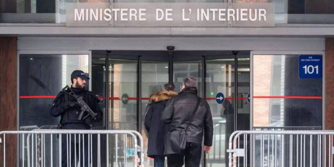 Nicolas Sarkozy ist in Paris immer noch in Polizeigewahrsam. Nicolas Sarkozy ist in Paris immer noch in Polizeigewahrsam.
