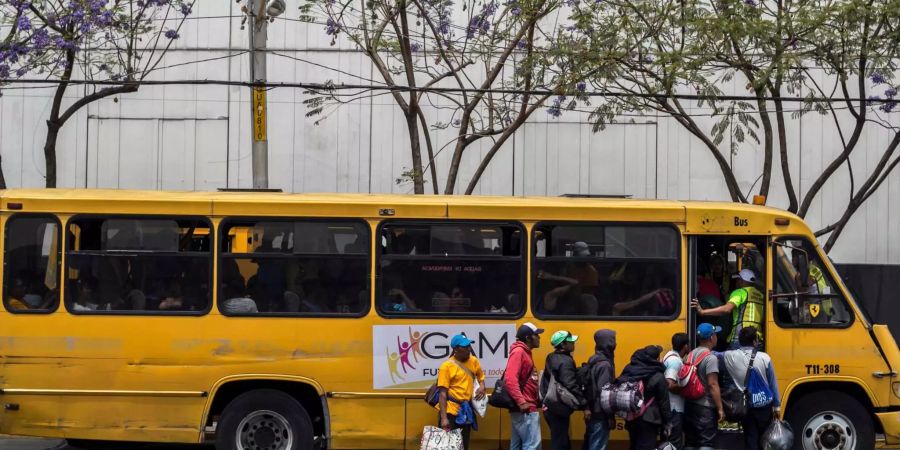 Mittelamerikanische Migranten auf den Weg in die USA mit einem Bus. (Symbolbild)