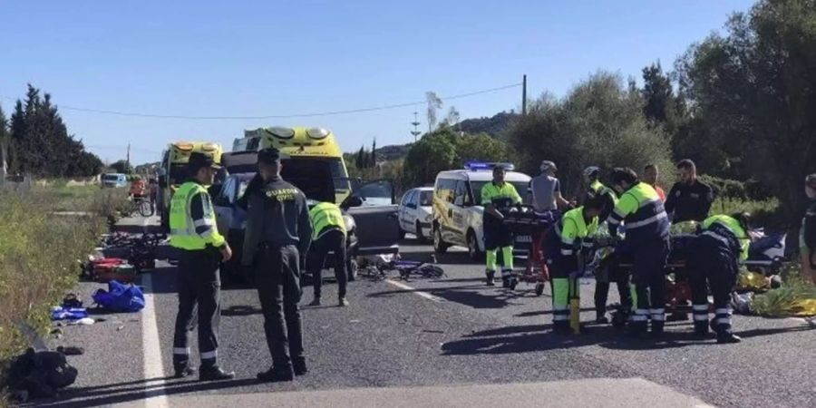 Ein deutscher Radfahrer, der auf Mallorca von einem Auto überrollt wurde, ist seinen Verletzungen erlegen.