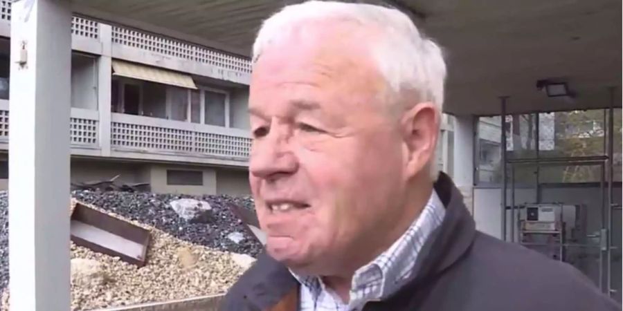 Ittigens Einwohner waren am Mittwoch schockiert, ob der Meldung. Dieser Mann zeigte sich entsetzt über die Pläne, die alte Postanlage in Ittigen in ein Bordell umzuwandeln: «Das gehört einfach nicht in ein Wohnquartier».
