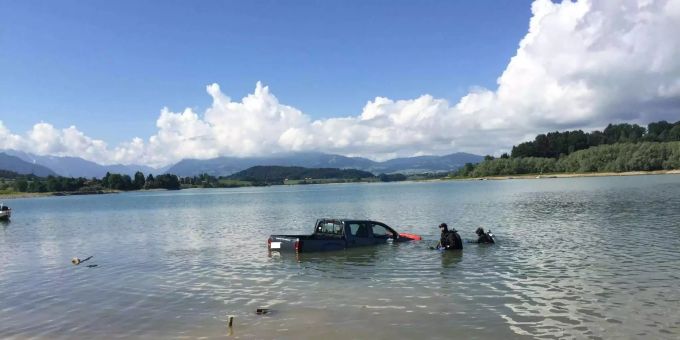 Im Kanton Freiburg ging ein Auto im Greyerzersee baden. Im Kanton Freiburg ging ein Auto im Greyerzersee baden.