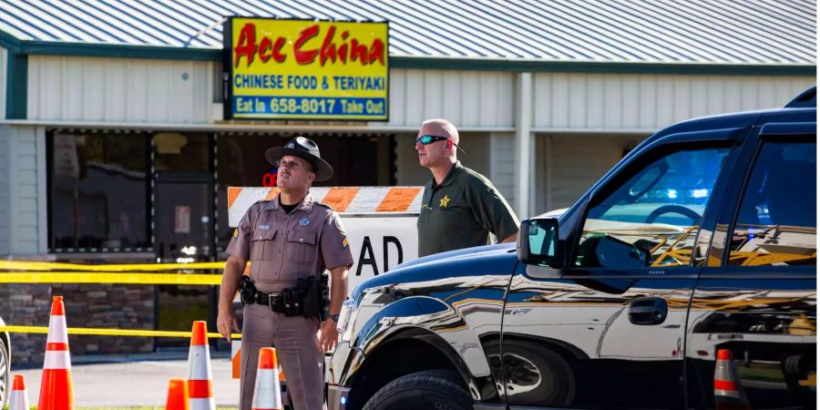 Zwei Polizisten beim Tatort in Trenton (USA).