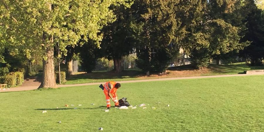 Putzleute haben am Sonntagmorgen in Zürich alle Hände voll zu tun.