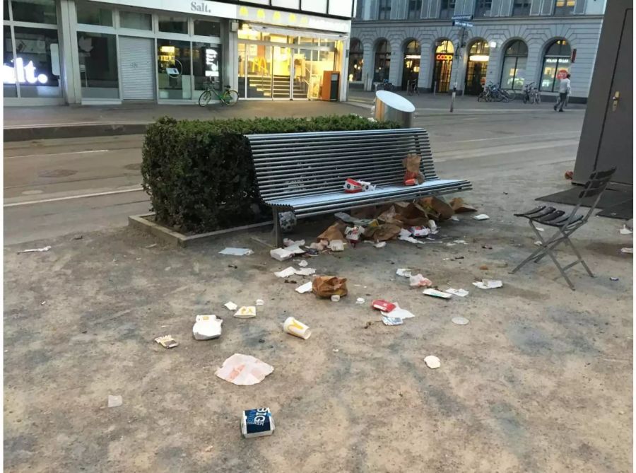 Die laue Sommernacht lockte viele Partygänger ins Freie. Zurück bleiben Berge von Abfall.