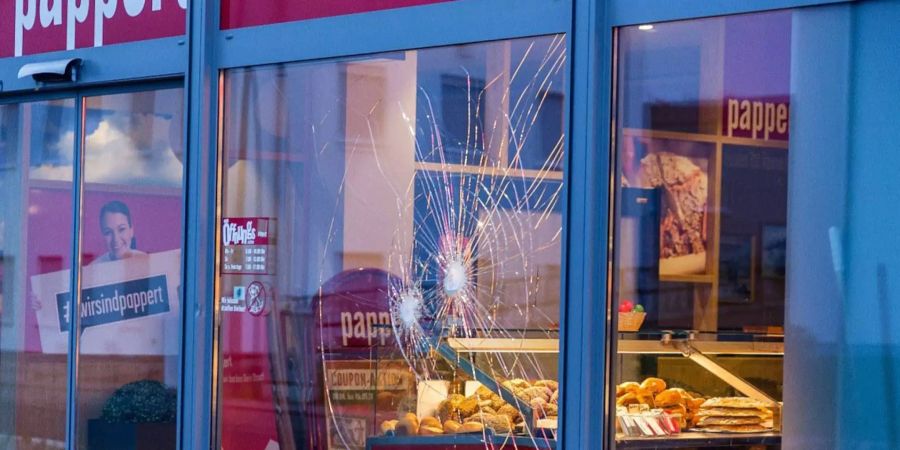 Das Schaufenster wurde durch Einschusslöcher beschädigt.