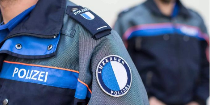 Das Logo der Kantonspolizei Luzern auf einer Polizei-Kleidung. greppen lu velofahrer