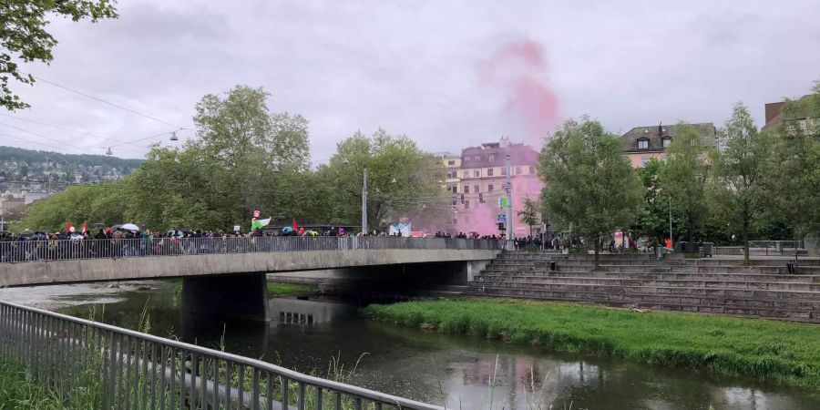 Petarden wurden gezündet, Parolen skandiert.