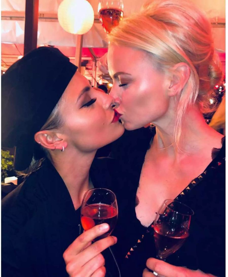 Sophia Thomalla knutscht Franziska Knuppe.